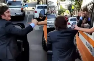 En medio del viaje a la Quinta de Olivos, Milei se baj� a saludar a alumnos que estaban en un micro escolar