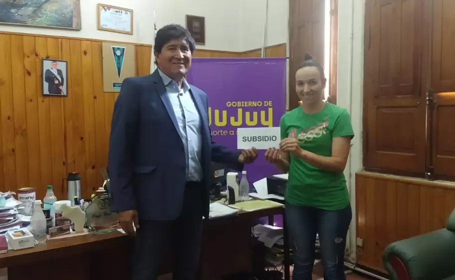 Entrega de subsidio al equipo "De mano en mano" de Perico.