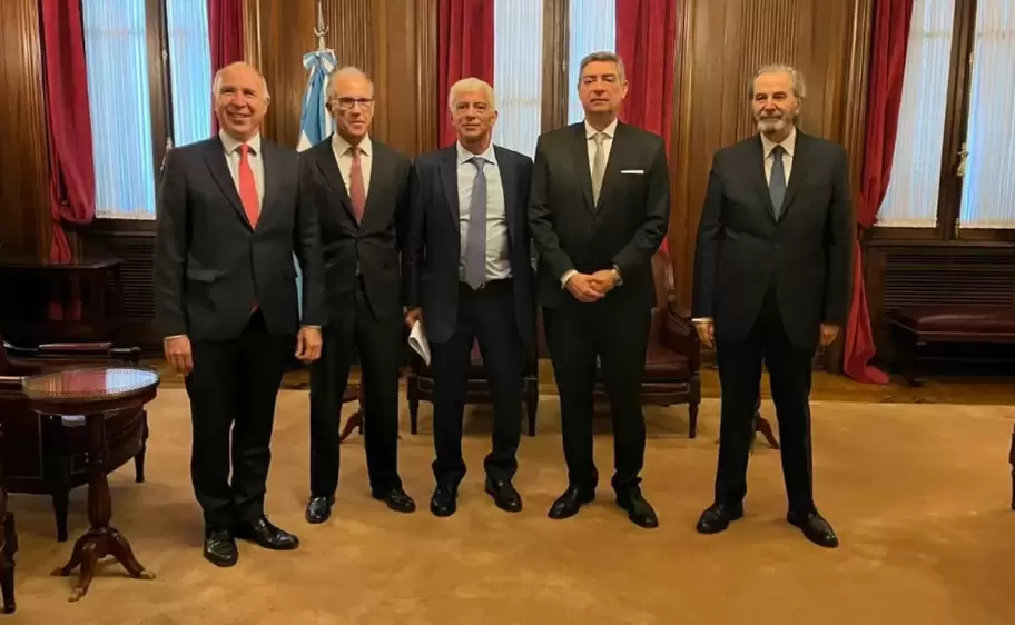 Cúneo Libarona con la Corte