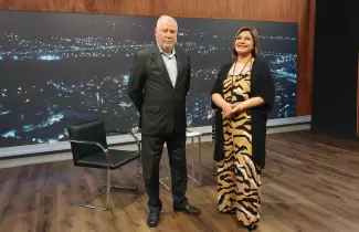 Guillermo Jenefes y Claudia Figueroa en Detrs de las Noticias