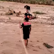 Bomberos rescataron a dos personas y un perro que intentaban cruzar el Río Grande