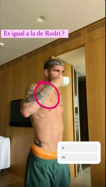 Tini y De Paul con la misma pulsera