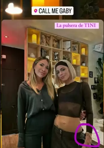 Tini y De Paul con la misma pulsera