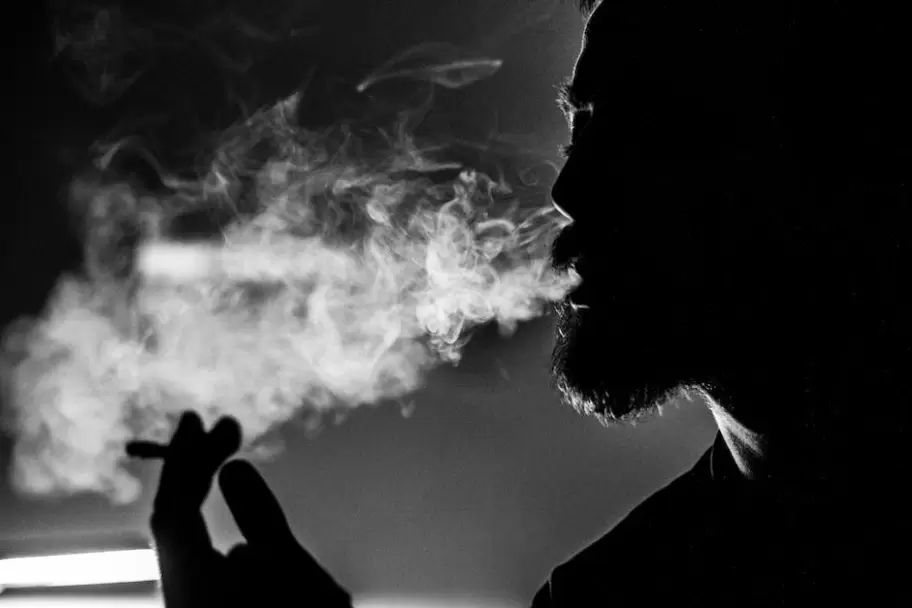 Hombre fumando