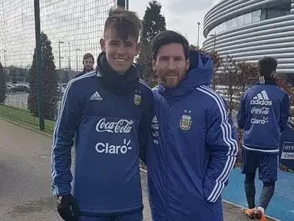 Formo parte de los entrenamientos de las formativas del seleccionado argentino, se entreno con Messi y el resto de los campeones del mundo.