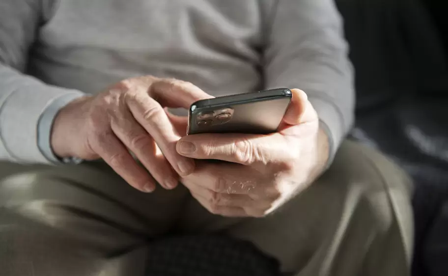 persona celular en mano