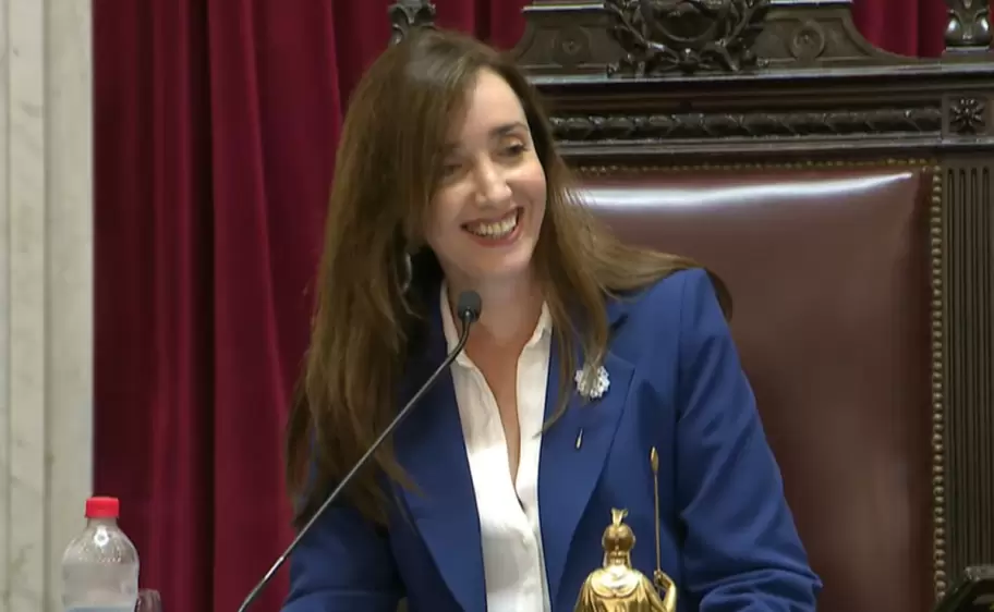 Victoria VillarrUel preside sesión en el Senado