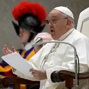 El Vaticano autorizó la bendición de parejas del mismo sexo, sin considerarlas matrimonio
