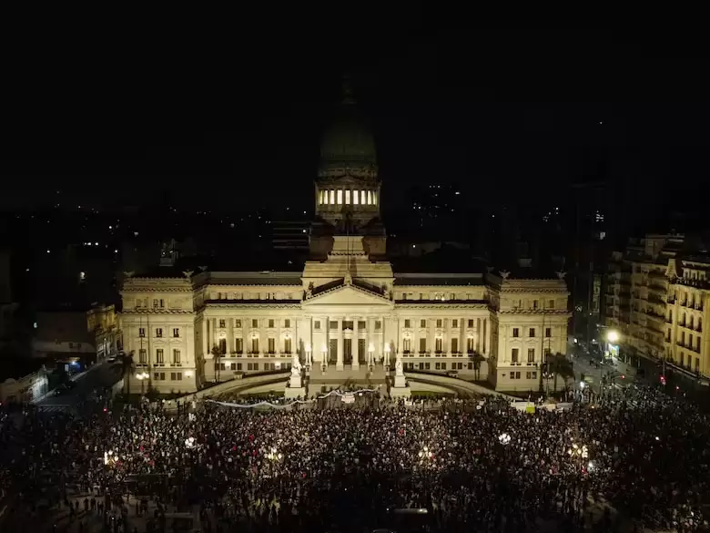 En la Ciudad de Buenos Aires hubo cacerolazos apenas termin la cadena nacional de Milei (Foto: Gonzalo Colini)