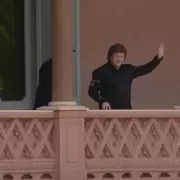 Milei apareci� en el balc�n de la Casa Rosada para saludar y sorprendi� a la gente en la Plaza de Mayo