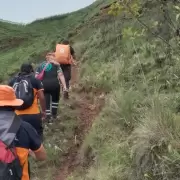 Jujuy: equipos de emergencias caminaron por horas para trasladar a un hombre y un ni�o enfermos