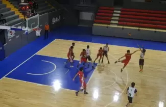 B�squet juje�o en el nuevo estadio "Federaci�n".