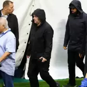 Quién es el misterioso hombre de gorra y barba que no se despega de Javier Milei
