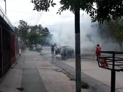 auto incendiado alto comedero