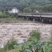 Lluvias torrenciales en Jujuy: crecimiento del Río Grande e ingreso de agua en viviendas
