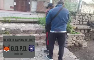 joven con pedido de captura