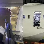 Terror en Estados Unidos: un avión perdió una puerta en pleno vuelo y aterrizó de emergencia