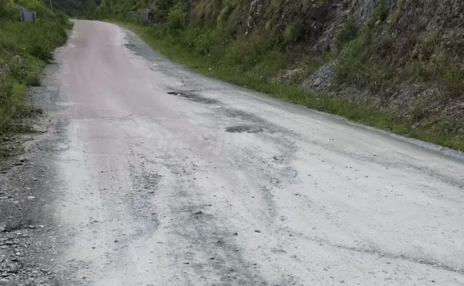 La Ruta Provincial N° 4 está dañada y los vehículos que transitan deben esquivar los pozos y baches