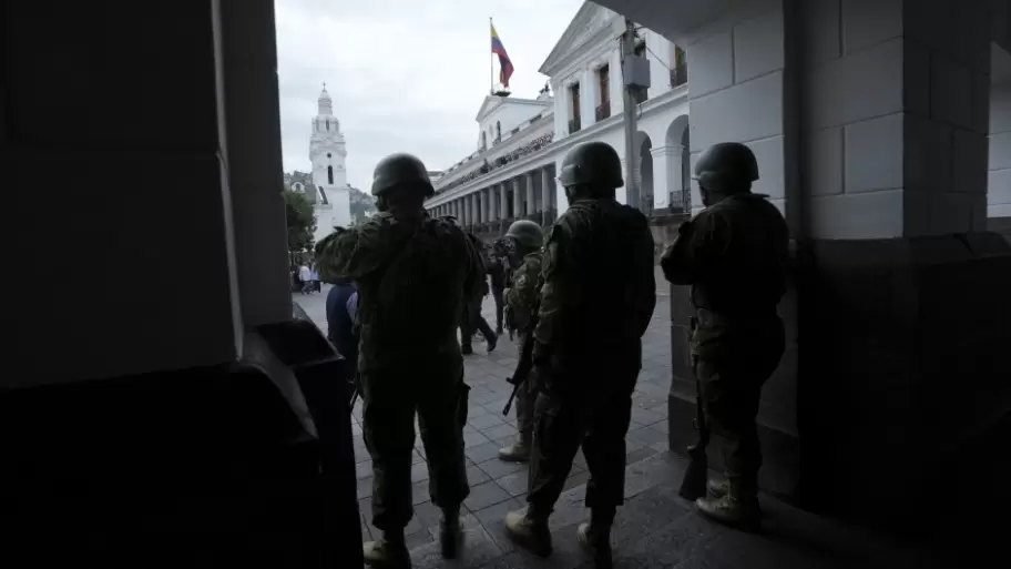Estado de sitio. Soldados patrullan los alrededores del Palacio Presidencial en Quito este martes