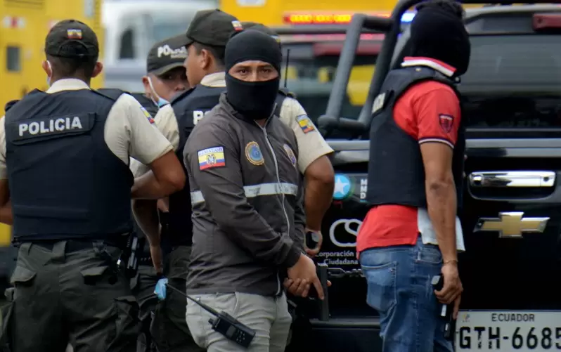 Policas en las afueras del canal de televisin de Ecuador que tomaron los narcos