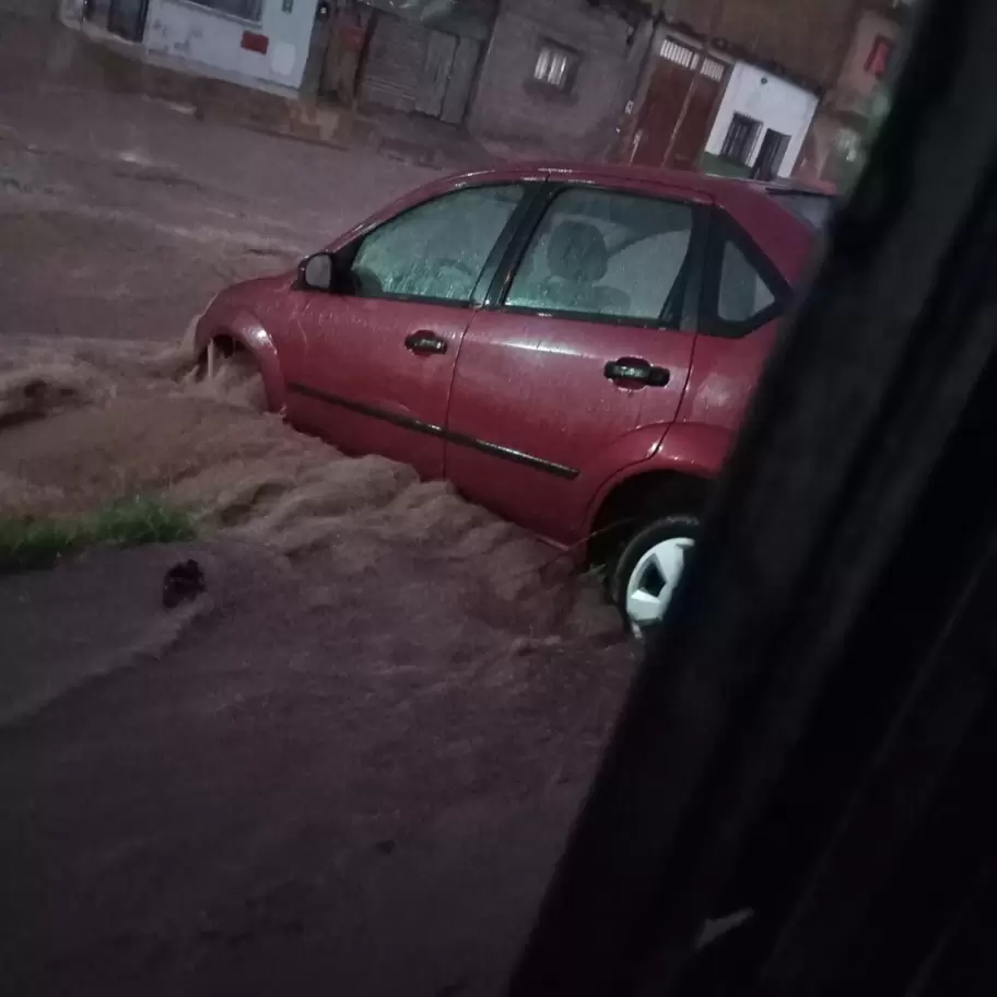 El temporal causó graves destrozos en barrio El Milagro