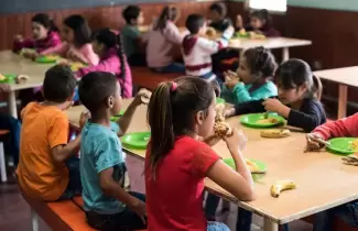 Aument 21% en ocho aos la cantidad de nios y adolescentes que almuerzan o desayunan en la escuela