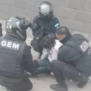 Efectivos de la polic�a salvaron la vida de un hombre que se broncoaspir� con hojas de coca en barrio Luj�n