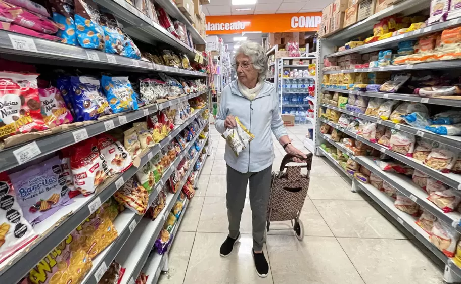 Mujer en el supermercado