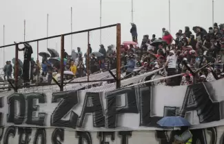 hinchada de Altos Hornos Zapla (Cr�ditos: FotoDeporte - Alfredo L�pez)