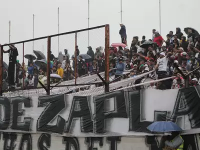 hinchada de Altos Hornos Zapla (Cr�ditos: FotoDeporte - Alfredo L�pez)