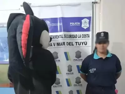 Joven detenido con el disfraz de Sonic