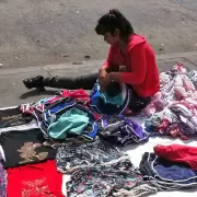 San Salvador: reiteraron que est prohibida la venta de ropa usada en la calle y que se realizan decomisos