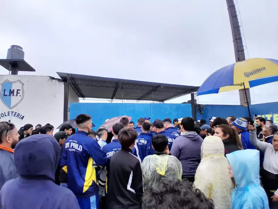 Foto del club San Pablo afuera del estadio