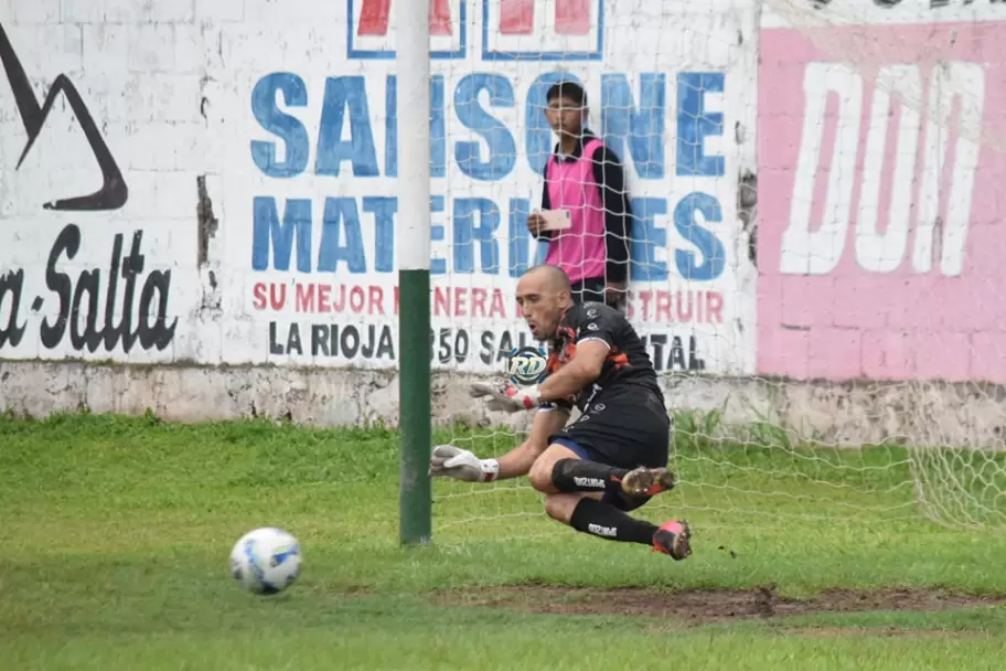 Gonzalo Gmez, arquero de Zapla ataja uno de los tres penales de la tarde (Foto: Realidad Deportiva)