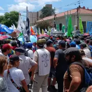 Con una importante movilizacin, los gremios de Jujuy manifestaron su rechazo a las reformas de Milei