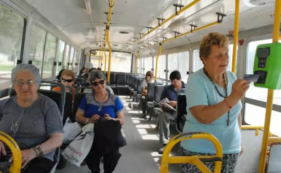 Colectivo - transporte - adultos mayores