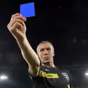 La tarjeta azul llega al fútbol: cómo se aplicará para sancionar jugadores