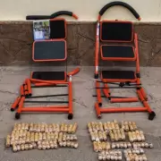 Tres Cruces: extrajeron ms de 4 kilos de cocana dentro de los caos de dos escaleras de un colectivo