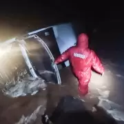 Jujuy: un grupo de personas qued atrapado en medio del ro y tuvieron que ser rescatadas
