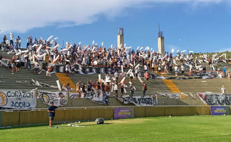 hinchada de Zapla