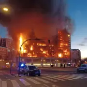 Impresionante incendio en Valencia: las llamas devoraron un edificio de 14 pisos y hay 13 heridos