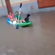 Perico: por las fuertes lluvias se inund la ciudad y sacaron a pasear a un perro en kayak