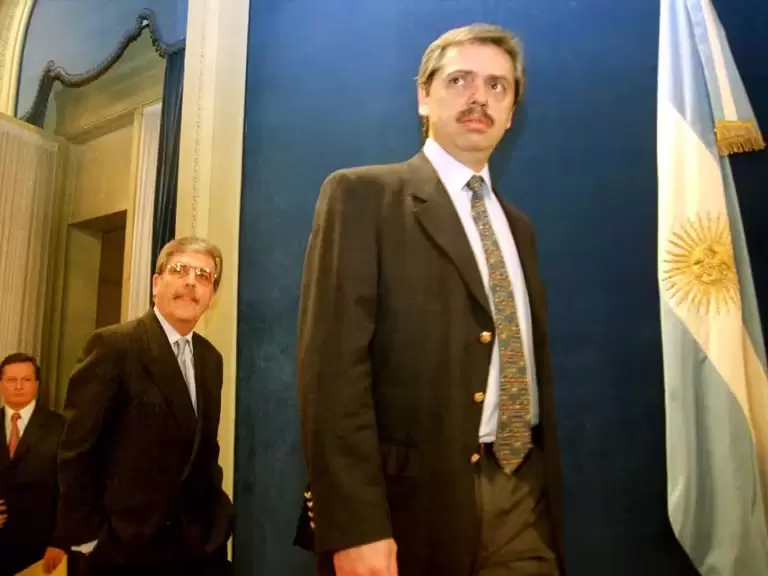 Julio de Vido, al fondo, y Alberto Fernndez, en una foto de archivo, cuando ambos eran ministros de Nstor Kirchner