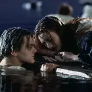 Subastaron la famosa puerta de Titanic en la que "no entraba" el personaje de Leonardo DiCaprio