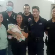 Crdoba: su beb naci en plena calle y el parto fue asistido por dos policas