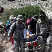 Rescate en los cerros: tras un complejo operativo, asistieron a una abuela de 86 aos camino al Chai