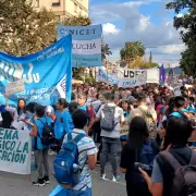 Multitudinaria marcha universitaria en defensa de la educacin pblica en Jujuy