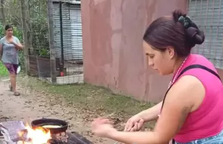 Corrientes - Mujer cocina para solventar a sus hijos
