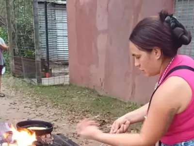 Corrientes - Mujer cocina para solventar a sus hijos