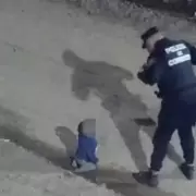 Policas de Crdoba rescataron a un beb que gateaba solo por la calle en plena madrugada